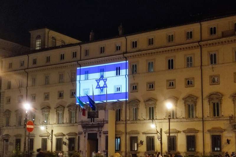 bandiera si israele proiettata su palazzo chigi dopo l attacco di hamas