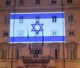 bandiera si israele proiettata su palazzo chigi dopo l attacco di hamas