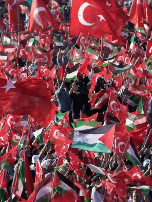 BANDIERE TURCHE E PALESTINESI MENTRE PARLA ERDOGAN 