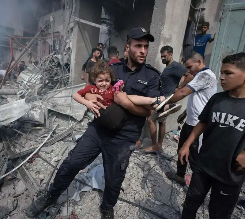 bombardamenti israeliani a gaza   foto di motaz azaiza   8