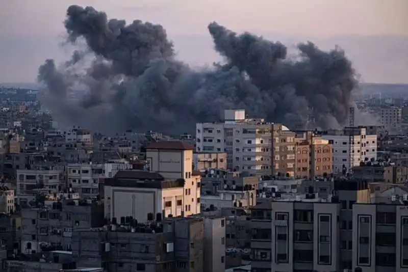 BOMBARDAMENTI ISRAELIANI SU GAZA 