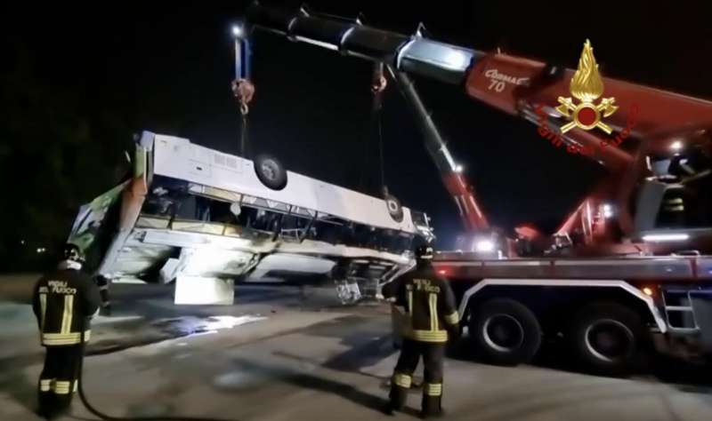 bus precipitato da un cavalcavia a mestre 1