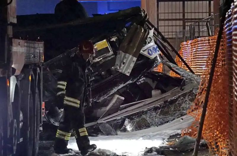 bus precipitato da un cavalcavia a mestre   4