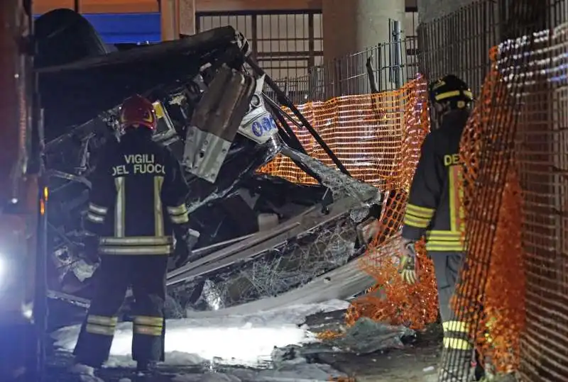 bus precipitato da un cavalcavia a mestre   5