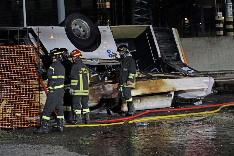 bus precipitato da un cavalcavia a mestre 6