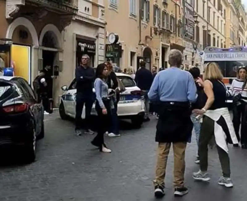 cane cade dal terzo piano e travolge una donna   1