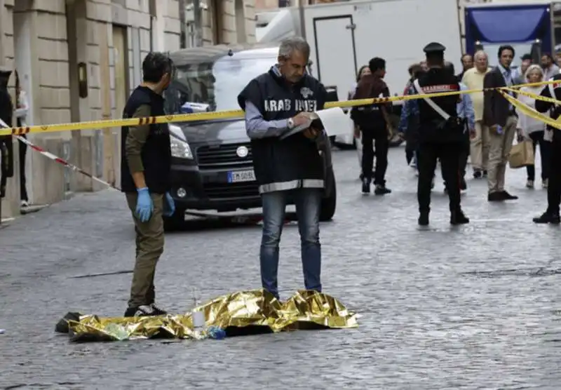 cane cade dal terzo piano e travolge una donna   3