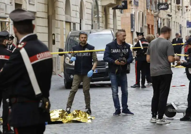 cane cade dal terzo piano e travolge una donna   4