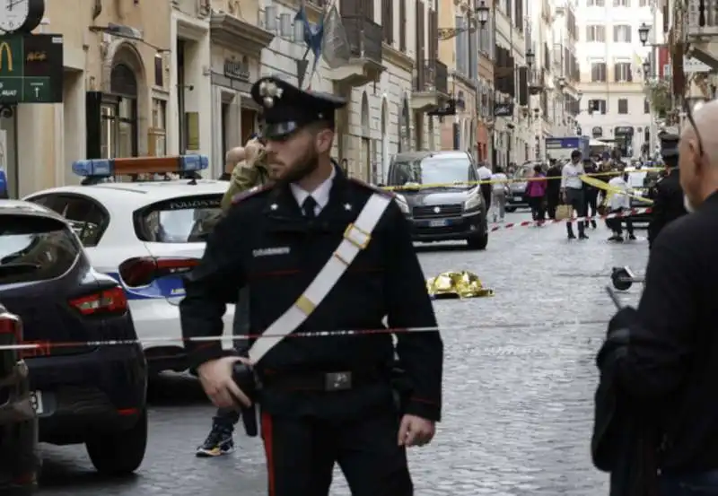 cane cade dal terzo piano e travolge una donna   6