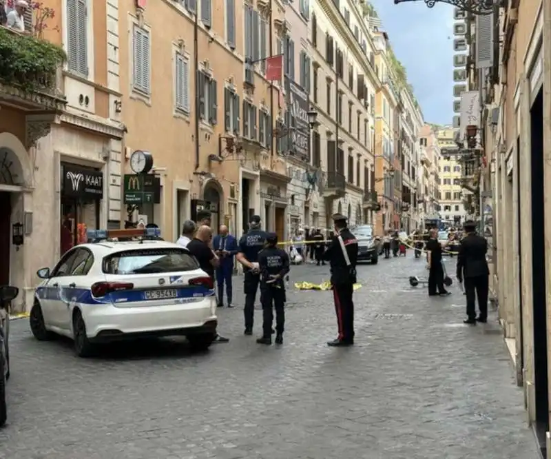 cane cade dal terzo piano e travolge una donna   9