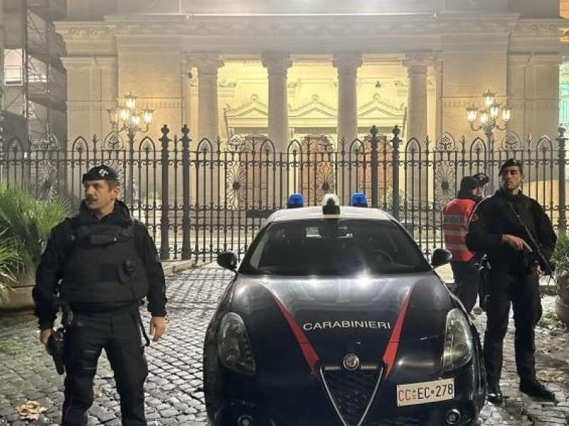 CARABINIERI DAVANTI ALLA SINAGOGA DI ROMA