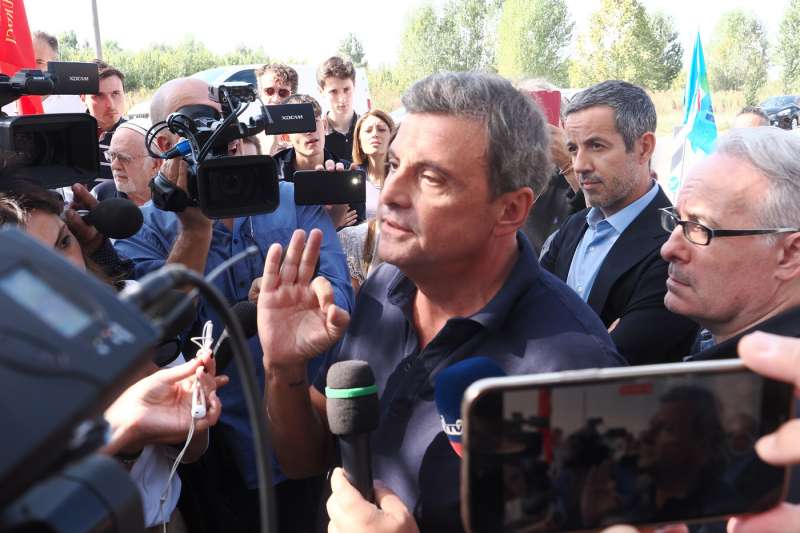 carlo calenda allo stabilimento magneti marelli 4