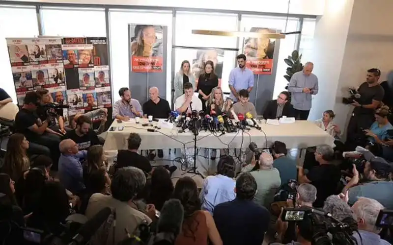 conferenza stampa della famiglia di mia schem 