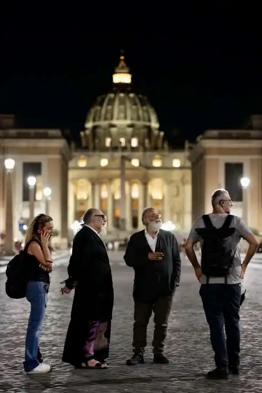 dago e marco giusti in piazza san pietro   set di roma santa e dannata 