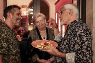 daniele silvestri con la madre e luc merenda