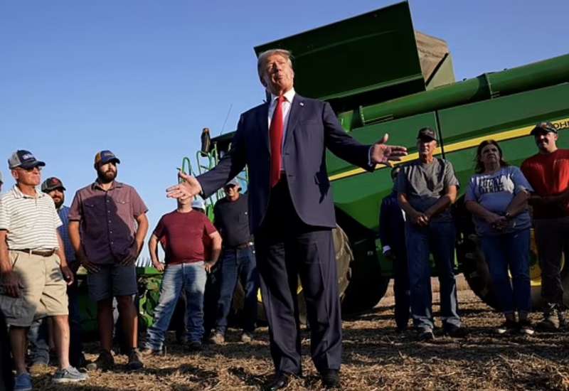 donald trump in una fattoria in iowa