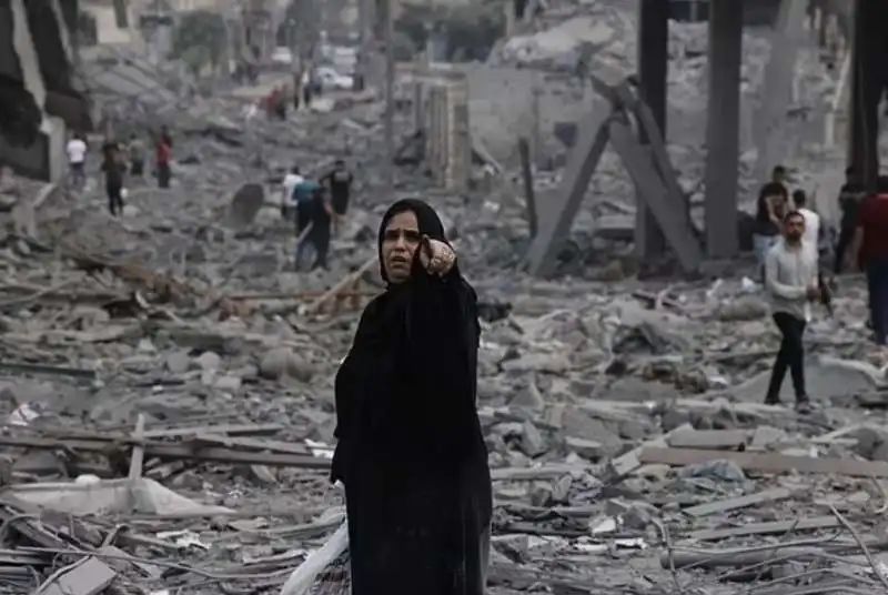 donna palestinese tra le macerie a gaza 