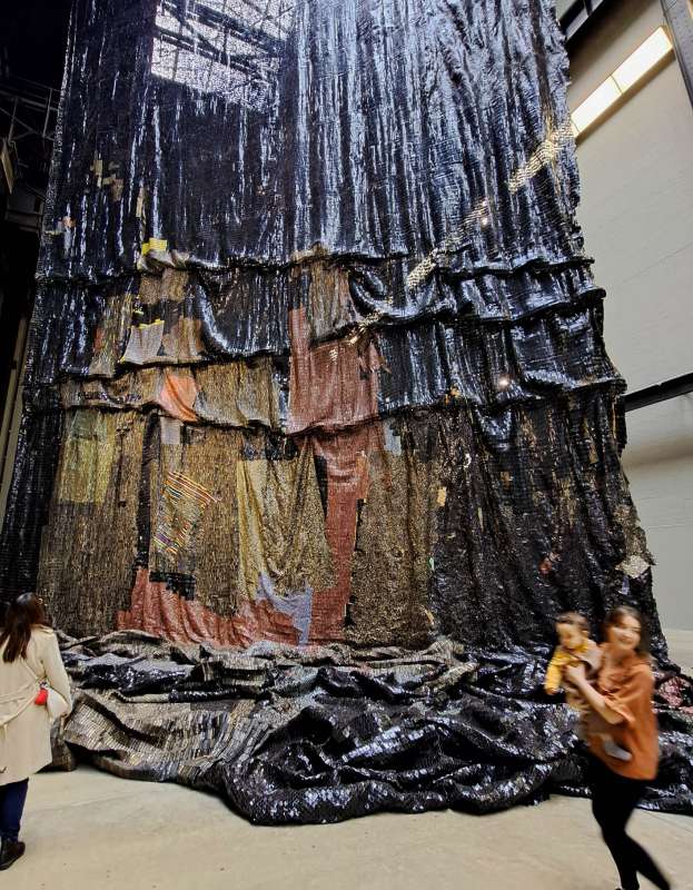 el anatsui installazione alla tate modern 01