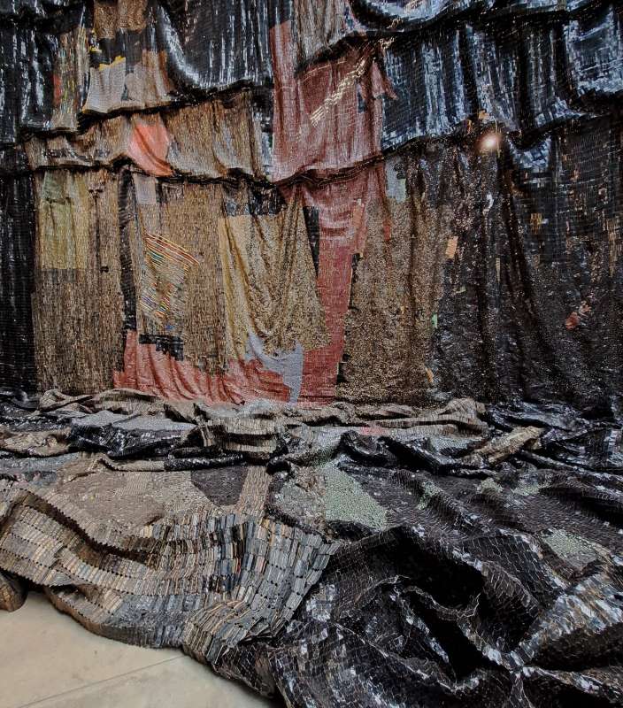 el anatsui installazione alla tate modern 07