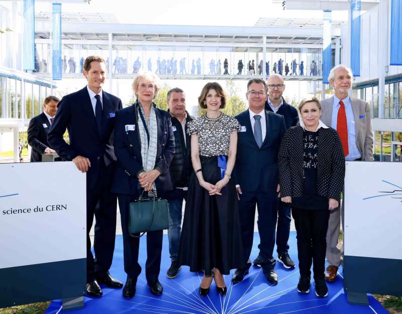 f. gianotti, m.t.v.fendi, j. elkann, r. piano con gli altri donatori