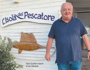 FABIO QUARTIERI DAVANTI AL SUO RISTORANTE - L ISOLA DEL PESCATORE