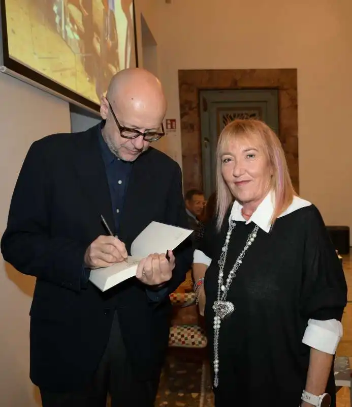 fabrizio roncone autografa il libro a mariella venditti  foto di bacco