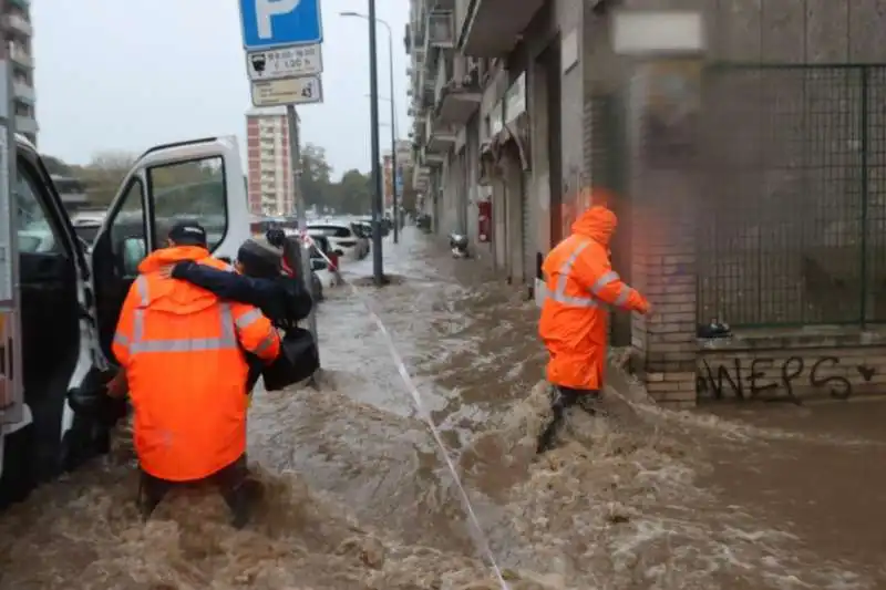 fiume seveso esondato a milano   11