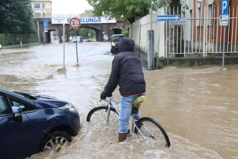 fiume seveso esondato a milano   12