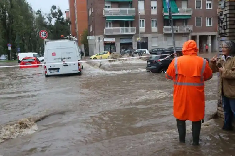 fiume seveso esondato a milano   2