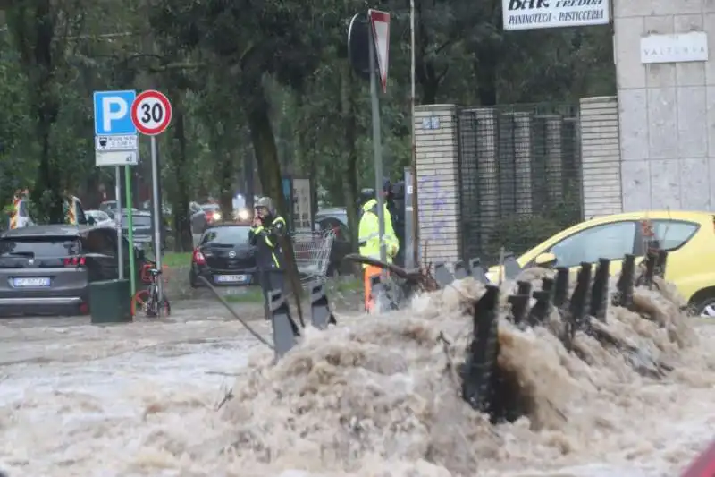 fiume seveso esondato a milano   4