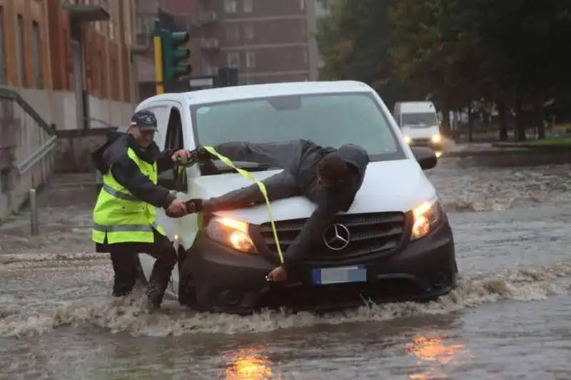 fiume seveso esondato a milano   5