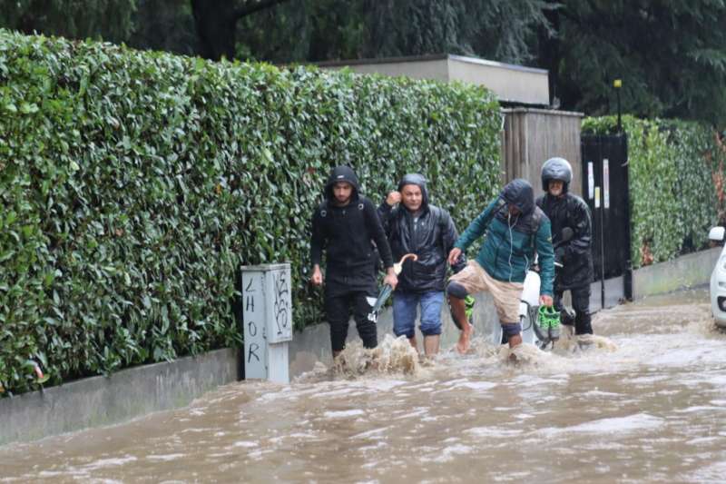 fiume seveso esondato a milano 9