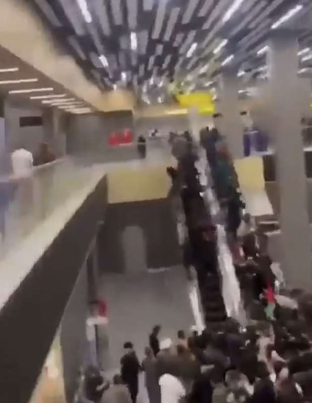 folla inferocita all aeroporto di makhachkala 1