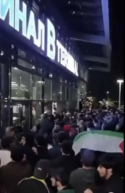 folla inferocita all aeroporto di makhachkala   4