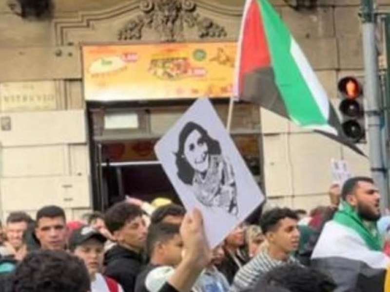 foto di anna frank con la kefiah al corteo pro palestina di milano. 1