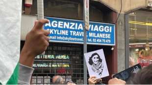 foto di anna frank con la kefiah al corteo pro palestina di milano. 2