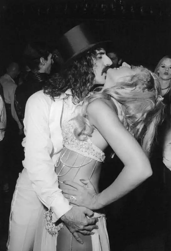 frank zappa e la groupie pamela des barres