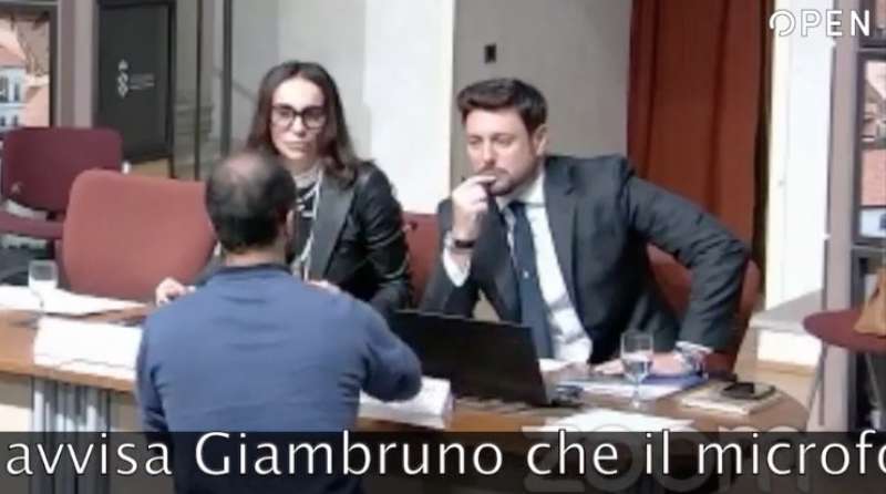 fuorionda di andrea giambruno durante il convegno sul turismo a pavia 4