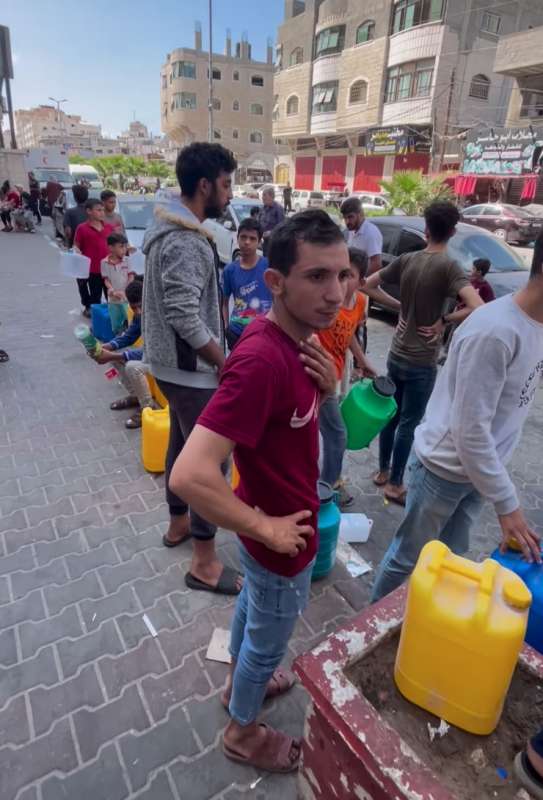 gaza senza acqua immagini di motaz azaiza 1