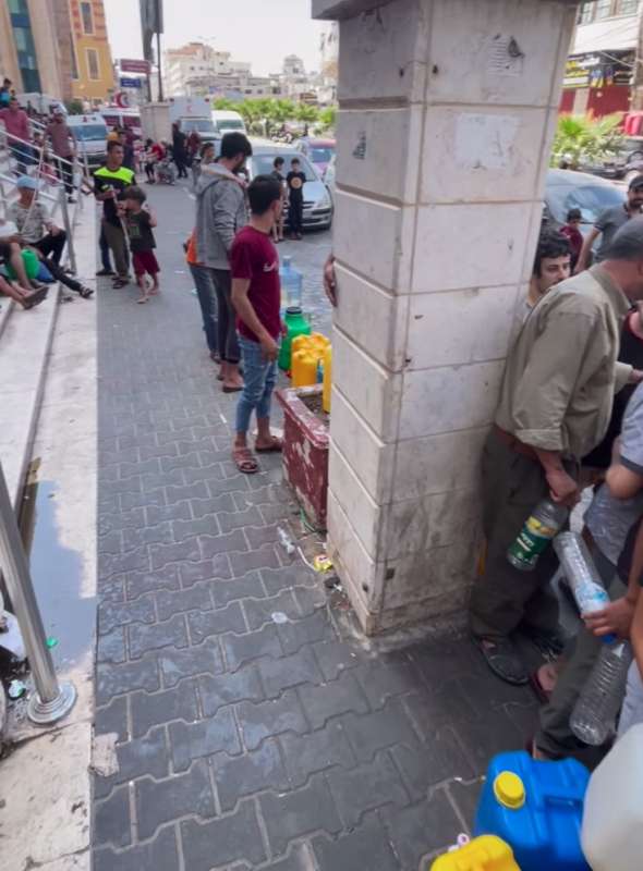 gaza senza acqua immagini di motaz azaiza 10