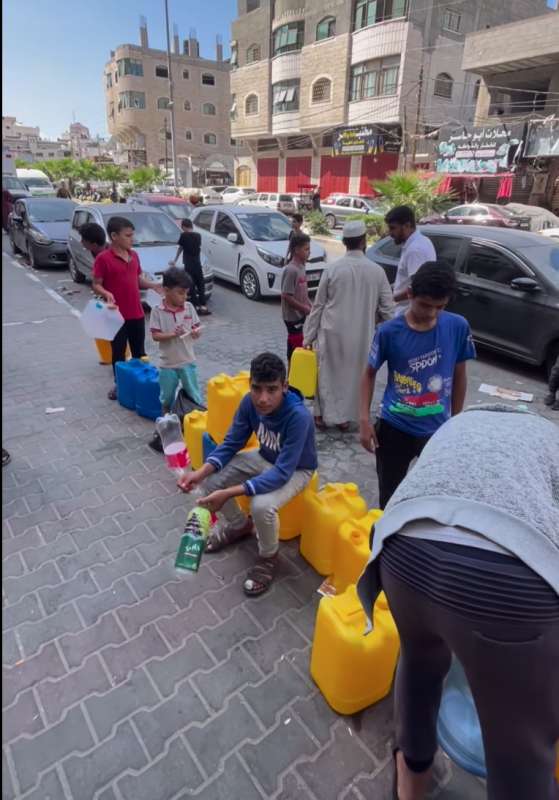 gaza senza acqua immagini di motaz azaiza 2