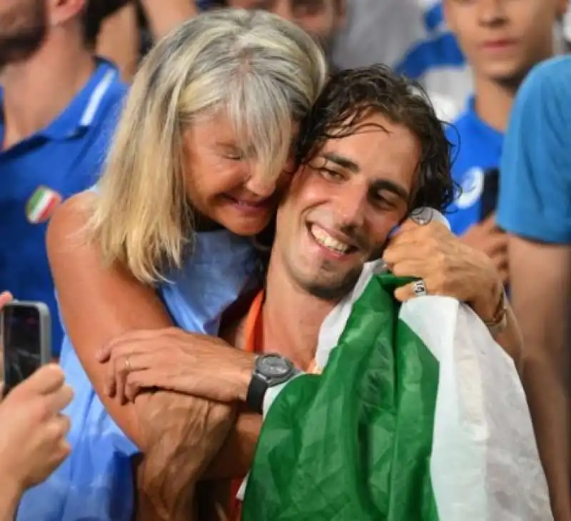 gianmarco tamberi con la mamma sabrina a budapest 