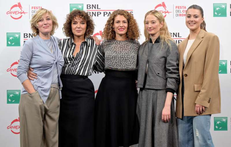 ginevra elkann con il cast femminile di te l avevo detto