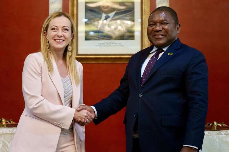 giorgia meloni a maputo col presidente del Mozambico Filipe Nyusi