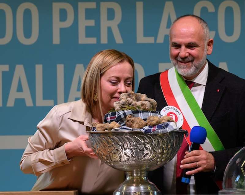 giorgia meloni con il sindaco di acqualagna, luca lisi