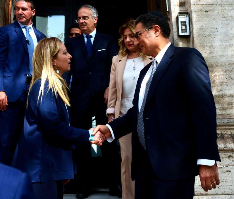 giorgia meloni e victor fadlun durante la sua visita alla sinagoga di roma