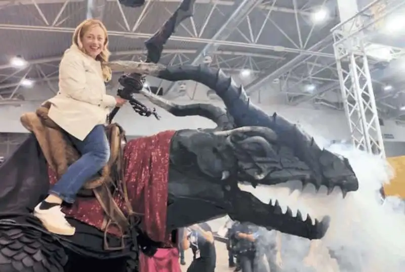 GIORGIA MELONI IN SELLA A UN DRAGO ALL EDIZIONE 2018 DI ROMICS 