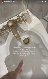 GIULIA DE LELLIS E I DENTI LAVATI NEL BIDET