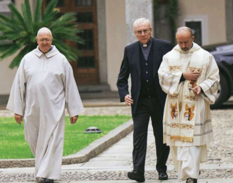 i sacerdoti che hanno celebrato il battesimo foto di chi