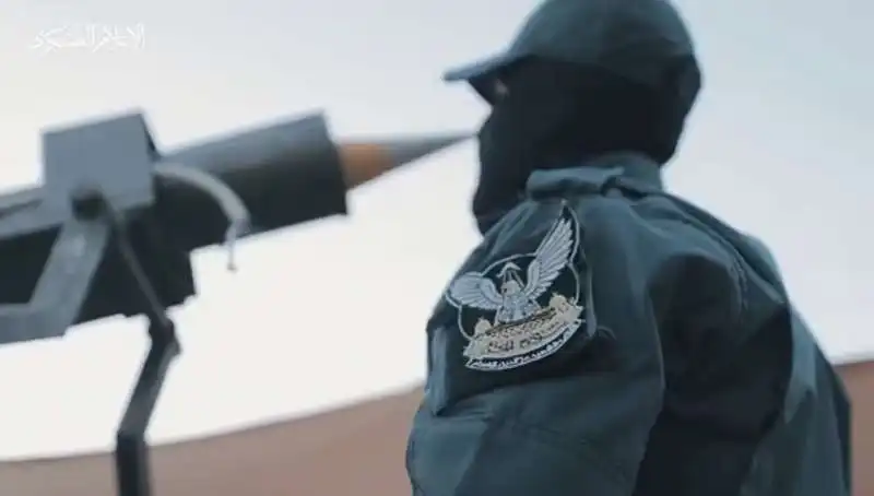 i video dei terroristi di  hamas che lanciano razzi    